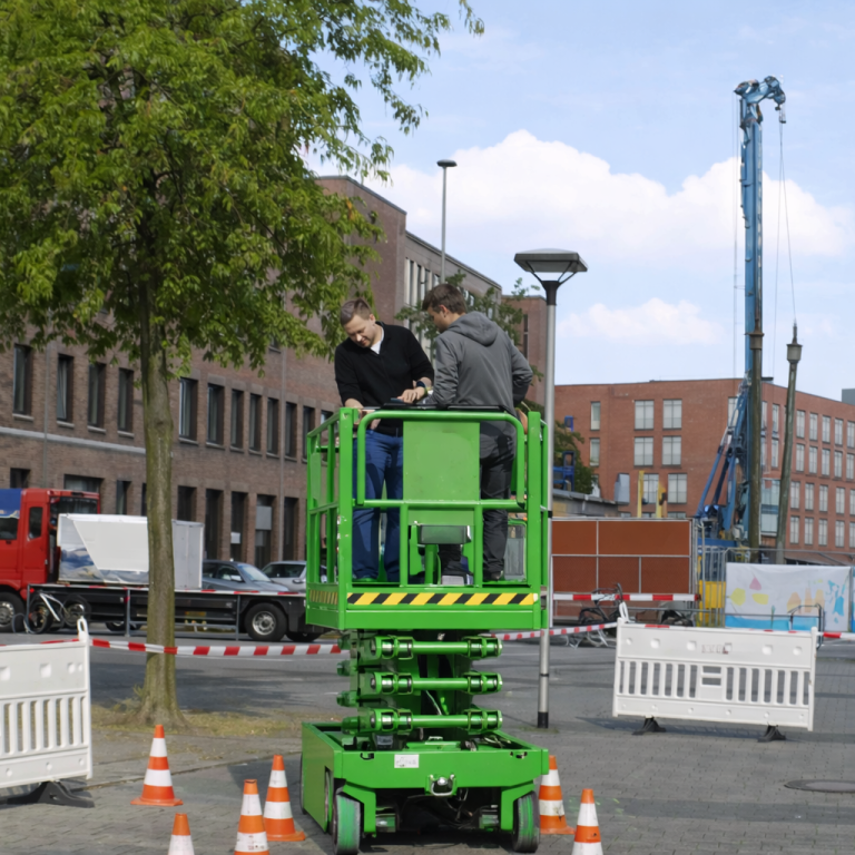 Schulung Außenbereich Hubarbeitsbühne Hubarbeitsbühne Schulung im Außenbereich Arbeiten in der Höhe Sicherheit