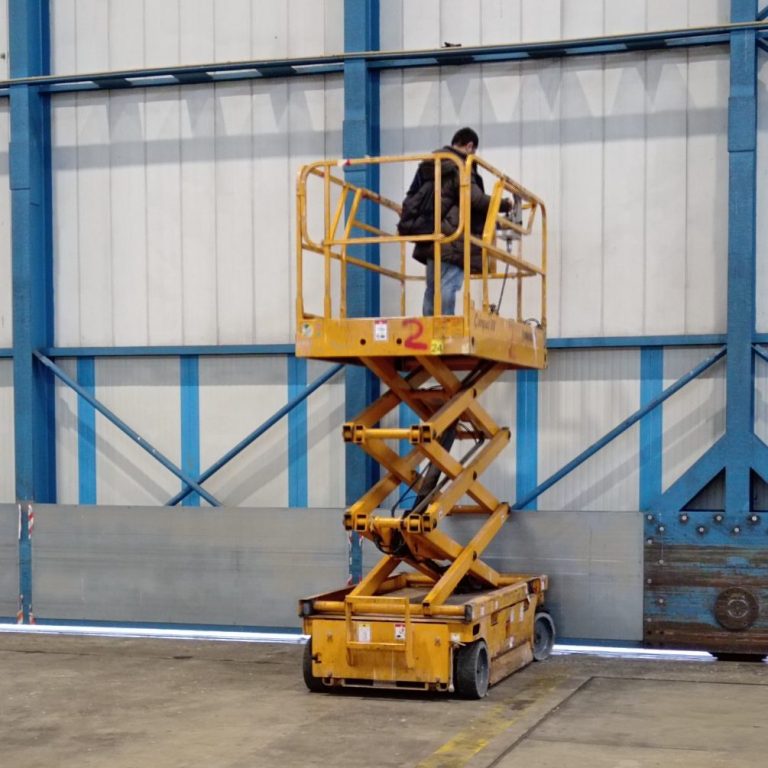 Schulung Scherenbühne Schulung Scherenbühne im realen Arbeitsumfeld Halle Sicherheitstraining